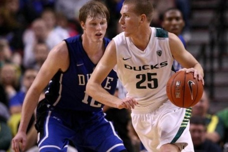 Photo of  Kyle Singler's brother Edward J. Singler trying to pass through the defender.